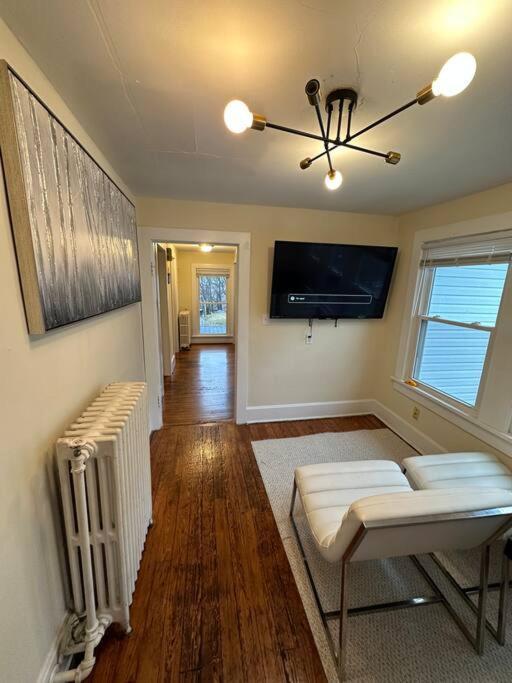 The Yellow Door 3-Bedroom Downtown Near Vt&Ru 래드포드 외부 사진