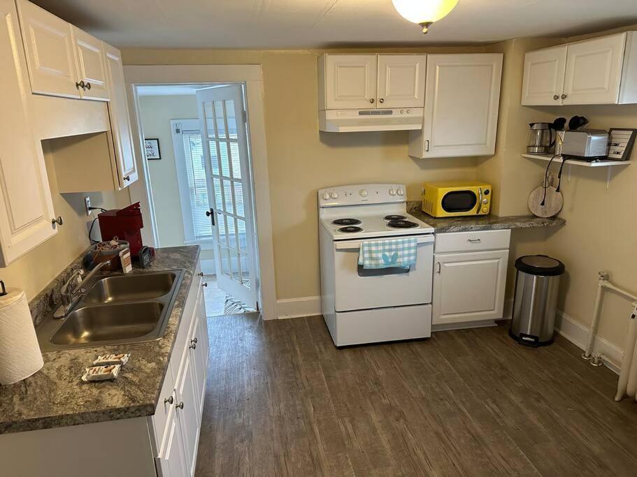 The Yellow Door 3-Bedroom Downtown Near Vt&Ru 래드포드 외부 사진